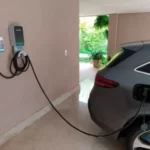 Carro eletrico carregando em casa